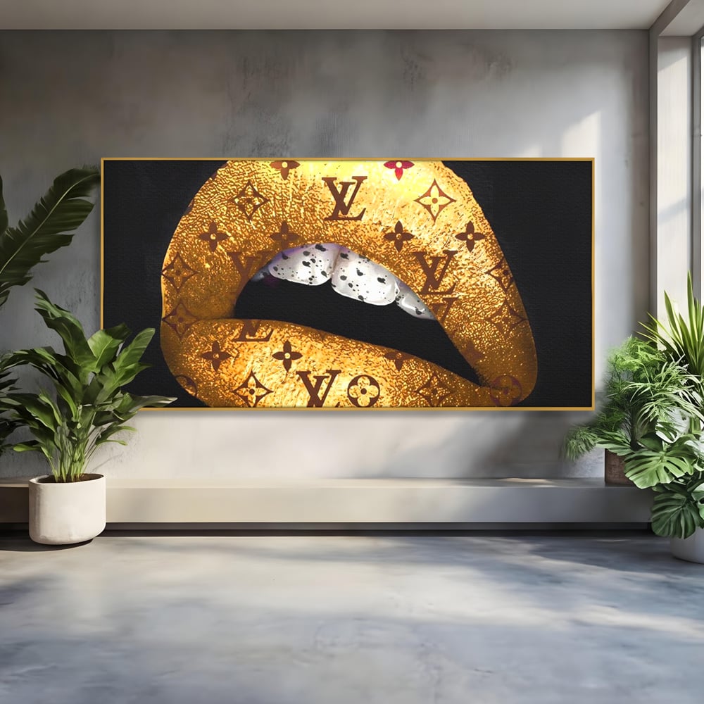 Tablou canvas cu tablou canvas cu buze aurii si model louis vuitton, in rama de aluminiu auriu